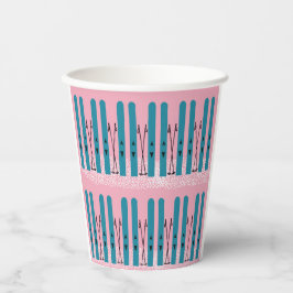 Esquis Blues na neve com fundo rosa