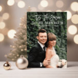 Esta é a foto do anúncio do casamento da temporada<br><div class="desc">Uma design com uma foto de casamento dos recém-casados,  e uma adorável mensagem de feriado de pincel branco. Os recursos deste cartão podem ser personalizados.</div>