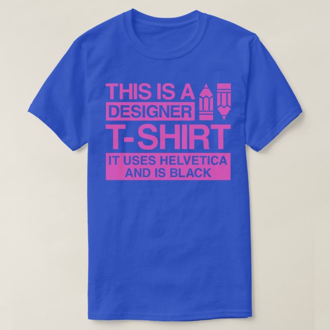 Esta é uma camisa de designer que usa helvetica e  (Frente do Design)
