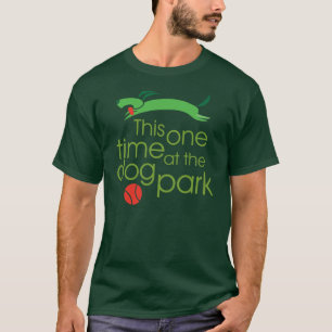 Esta uma vez, no t-shirt do parque do cão
