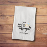 Estamos engajados 30 x 30 algodão Tea Towel<br><div class="desc">Selecione uma ou mais das nossas toalhas de chá de saca de farinha para si próprio ou como presente de casamento para as recém-casadas prestes a montar a sua própria casa, ou como presente para ela no Dia Mais Doce ou naquele aniversário que se aproxima rapidamente, como uma forma notável...</div>