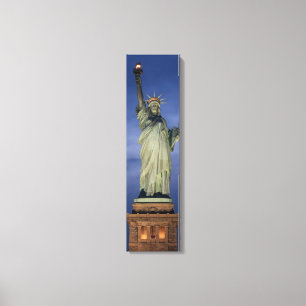 Estátua Da Liberdade Numa Canvas Vertical Noturna