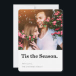 Este é o Cartão com fotos de Natal Moderno da temp<br><div class="desc">Envie cartões de natal modernos e na moda este ano com este sofisticado cartão com fotos, mostrando sua foto favorita e apresentando uma tipografia ousada e espaço para texto personalizado. Um padrão moderno de árvore de Natal enfeita as costas. Veja cartões com fotos de feriados mais modernos e na moda...</div>