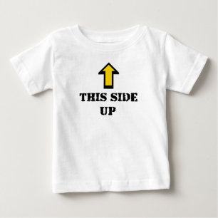 Este lado acima do t-shirt
