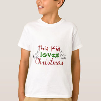Este miúdo ama a camisa do Natal