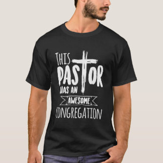 Este Pastor Tem Um Impresso De Camisa De Congregaç