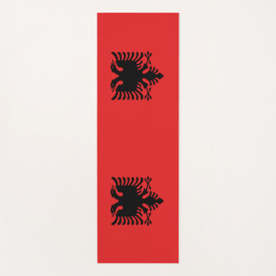 Esteiras da ioga com a bandeira de Albânia