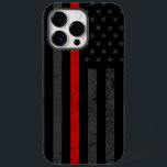 Estilo Escuro e Espelhado | Dispensa de incêndio n<br><div class="desc">Um gabinete iPhone OtterBox com uma bandeira de bombeiro ao estilo escuro e angustiado, com uma linha vermelha vibrante que atravessa o seu centro. Ao fundo está uma bandeira americana escura e desbotada que é sutil o suficiente para voar sob o radar, mas viva o suficiente para ser uma demonstração...</div>