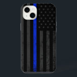 Estilo Escuro e Espelhado | Sinalizador da Polícia<br><div class="desc">Um gabinete de ajustado fino ou estilo resistente para iPhone, com uma bandeira azul fina, de estilo escuro e angustiado, da polícia, com uma linha azul de cobalto vibrante que percorre o centro. Ao fundo está uma bandeira americana escura e desbotada que é sutil o suficiente para voar sob o...</div>