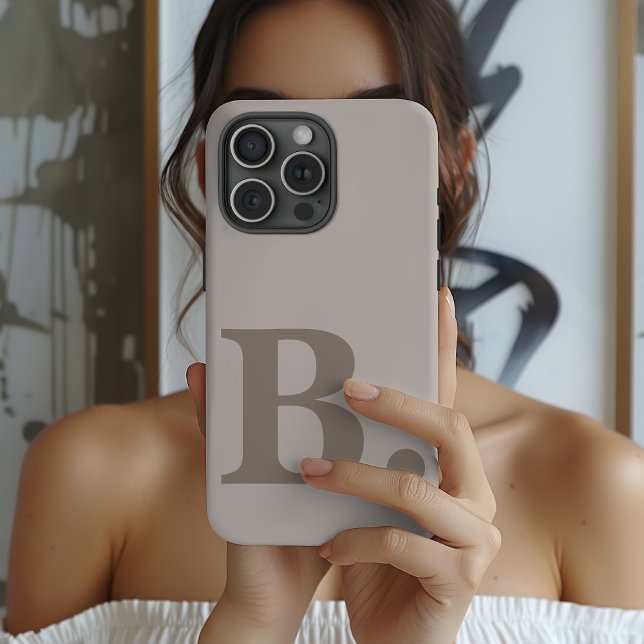 Estojo de telefone cinza inicial personalizado de  (Bridesmaid Proposal Gray Phone Case Gift for Her, Modern Gray iPhone Case Bridal Shower Gift for Her)