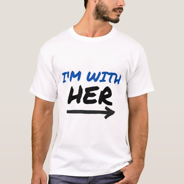 Estou Com Ela - Par de Camisas com Seta para Esque (Frente)