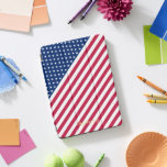Estrelas Azuis Brancas Patrióticas Vermelhas Belga<br><div class="desc">O cobrir inteligente "iPad" americano, Stars and Stripes, Glória Antiga, Banner com Espingarda Estelar, personalizado, belo e elegante nome de script de tipografia falsa monograma/iniciais, patriótico, bandeira americana, monograma, legal, magnético iPad que se dobra em múltiplas posições de suporte e apresenta interior de microfibra de cinza que ajuda a proteger...</div>