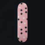 Estrelas Rosa Atômicas - Decodificação do skate<br><div class="desc">Este Anel Atômico Pink tem toda a diversão moderna do meio século da cozinha da sua avó, menos o linóleo pegajoso. O kitschy design apresenta um fundo cor-de-rosa com manchas douradas e estereótipos colocados aleatoriamente em preto e dois tons de rosa. Este padrão inspirado na safra é mod o suficiente...</div>