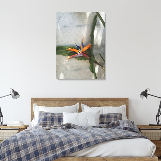 estrelítzia em frente a uma impressão em tela na p (Insitu(Quarto))