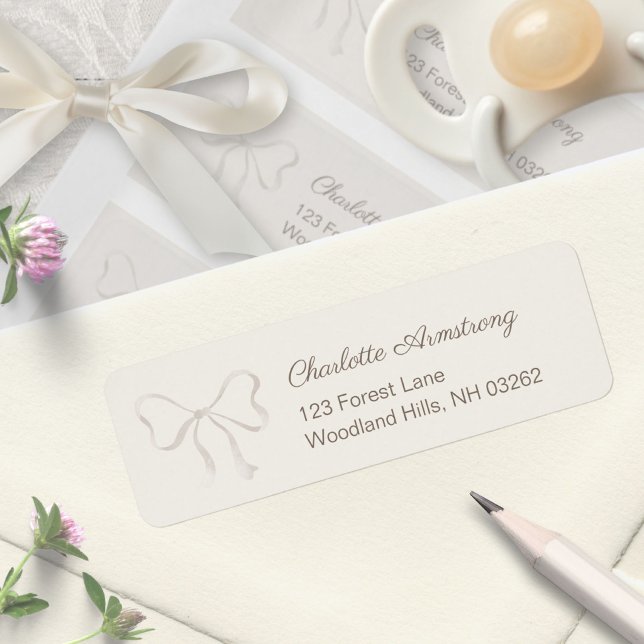 Etiqueta Armadilha de Chuveiro de Bebê de Creme Quente Prof (Deep Warm Cream Baby Shower Bow Return Address Label ©Susanne Sachers - Sunny Mind 🌞)
