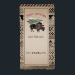 Etiqueta Árvore Feliz De Natal Buffalo Burlap Para Dar<br><div class="desc">Ilustração de um bisão de búfalo vestindo chapéu de Papai Noel com árvore de Natal amarrada às costas. Burlap inspirou design de borda geométrica com texto preto e vermelho.</div>