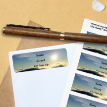 Ascensão solar acima das nuvens sobre Primaveras d