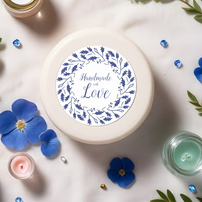 Etiqueta Azul para Artículos Artesanos Handmade (Blue Leaves & Branches Wreath Handmade with Love Quote Design for Crafters Round Stickers.)