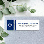 Etiqueta Bar Mitzvah Azul Marinho Prateado Tallit Endereço<br><div class="desc">Sinta-se orgulhoso, regozije e celebre esse marco do seu Bar Mitzvah favorito sempre que usar essa etiqueta de endereço de devolução personalizada, moderna e única! Tipografia ousada em azul-marinho e cinza, uma Estrela de Davi branca e um gráfico inspirado no tallit listrado em azul-marinho e brilho prateado sobre um fundo...</div>