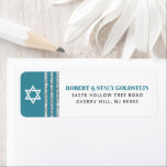 Etiqueta Bar Mitzvah Azul Teal Prata Tallit Negrito Endereç<br><div class="desc">Sinta-se orgulhoso, regozije e celebre esse marco do seu Bar Mitzvah favorito sempre que usar essa etiqueta de endereço de devolução personalizada, moderna e única! Tipografia ousada em azul-verde empoeirado e cinza, uma Estrela de Davi branca e um gráfico inspirado no tallit com listras prateadas e azul-verde empoeirado sobre um...</div>