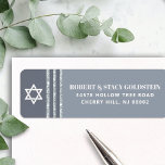 Etiqueta Bar Mitzvah Bold Cinza Silver Tallit Endereço de D<br><div class="desc">Tenha orgulho, alegria e comemore este marco do seu Bar favorito Mitzvah sempre que você usar esta etiqueta de endereço de retorno personalizada, legal, única e moderna! A tipografia de cinzas brancas e negras, uma Estrela branca de David e uma cinza macia e taluza-fina de prata inspiraram uma camada gráfica...</div>