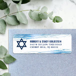 Etiqueta Bar Mitzvah Tipo Marinho Azul Folha Endereço de de<br><div class="desc">Tenha orgulho, alegria e comemore este marco do seu Bar favorito Mitzvah sempre que você usar esta etiqueta de endereço de retorno personalizada, legal, única e moderna! Traços de pincel de folha azul-clara metálico, juntamente com tipografia azul-marinho e estrela de David, sobrepõem um plano de fundo branco simples. Personalize o...</div>