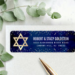 Etiqueta Bat Mitzvah Marinha Dourado Brilho Negrito Endereç<br><div class="desc">Sinta-se orgulhoso, alegre e celebre esse marco da sua Bat Mitzvah favorita sempre que usar esse rótulo de endereço de devolução sofisticado e personalizado! Tipografia sans serif branca e negrita, uma Estrela de Davi em dourado falso e pontinhos cintilantes de confete em dourado falso sobrepõem um fundo de aquarela azul-navy...</div>