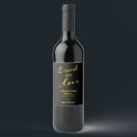 Etiqueta bebado de Vinho Apaixonado - Ouro e Preto<br><div class="desc">Este rótulo de vinho divertido é acentuado com "Bebado no Amor" em uma ousada pincelada de ouro sobre fundo preto,  mantendo-o na moda e moda. Para ver itens mais coordenadores,  dê uma olhada na Bebado da Coleção do Amor,  que contém t-shirts,  tatuagens,  posters e frascos coordenadores.</div>