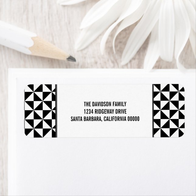 Etiqueta Black Modern Triangles Holiday Address Labels (Insitu)