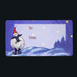 Etiqueta Boi Natal<br><div class="desc">Parada Animal Festivo Presentes e Acessórios de Natal em Ovelha apresenta nossa divertida trabalho de arte de uma linda ovelha branca e preta, apunhalada em um chapéu de Papai Noel, em uma paisagem nevada, contra um céu azul escuro e estrelado, texturizado digitalmente, pintado pelo ilustrador de livros infantis Traci Van...</div>