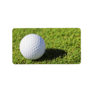 Etiqueta Bola de golfe no curso da grama verde -