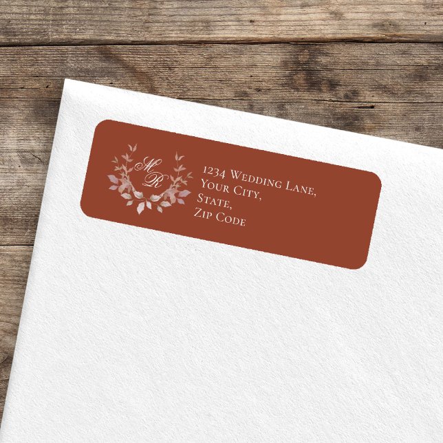 Etiqueta Bordô Script Monograma Floral de Casamento (Burgundy monogram return address label on white envelope, rustic wood background)