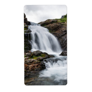 Etiqueta Cachoeira cénico no rio do frio da montagem