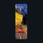 Etiqueta Café Terrace à noite por Vincent van Gogh<br><div class="desc">Café Terrace, no Place du Forum, de Vincent van Gogh, é uma pintura de paisagens arquitetônicas de apos impressionismo de arte. Uma vista exterior de um restaurante com mesas, cadeiras, garçons e jantar em pessoas. Uma bela noite com estrelas no céu em Arles, França. Sobre o artista: Vincent Willem van...</div>