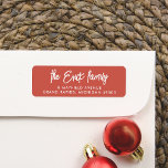 Etiqueta Caligrafia de Script Vermelho e Branco e Tipografi<br><div class="desc">Uma simples etiqueta de endereço de retorno com seu nome de família e endereço em branco contra um fundo vermelho. Você pode mudar as cores para qualquer combinação de sua escolha. Estas etiquetas são perfeitas para melhorar a correspondência de férias, dando a cada envelope um toque tradicional e elegante. Feito...</div>