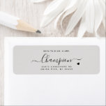 Etiqueta Casamento Romântico de Cinzas de Escrita Minimalis<br><div class="desc">Um moderno e romântico roteiro de caligrafia manuscrito em breve contra uma cinza de pomba com coração. Perfeito para seus convites e pacotes de cartazes de casamentos</div>