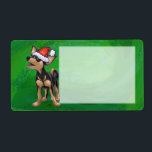 Etiqueta Chihuahua Christmas sobre o verde<br><div class="desc">Parada de Animais, presentes de Natal Festivos Chihuahua e Acessórios trazidos para você pela Imagine isso! Design apresenta nossa arte original de um preto bonito e bronzeado Chihuahua apunhalado para as férias com um chapéu vermelho brilhante na cabeça e uma coroa verde festiva e oca no seu bumbum com um...</div>