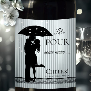 Etiqueta chovendo engraçada do vinho do amor dos