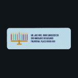Etiqueta Colorida Cyan Menorah Hanukkah Endereço de Devoluç<br><div class="desc">Aqui está um visual gráfico divertido para uma etiqueta de endereço de retorno de Hanukkah. Uma menorah colorida destaca um painel azul pálido listrado. Simplesmente personalize com um nome e endereço de retorno. Disponível em cores alternativas com produtos correspondentes. com</div>