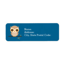 Coruja adorável no galho da árvore