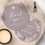 Etiqueta de Agradecimento de Casamento Elegante Lí<br><div class="desc">Adicione um toque especial aos seus presentes e lembranças de casamento com estas etiquetas de agradecimento elegantes. Com delicados lírios brancos em um fundo suave taupe, elas trazem um sentimento refinado e romântico para qualquer celebração. A parte de trás inclui uma mensagem graciosa de "Obrigado", tornando-as perfeitas para recepções de...</div>
