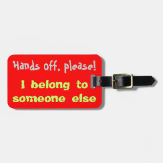 Etiqueta De Bagagem As mãos do Tag da bagagem satisfazem fora