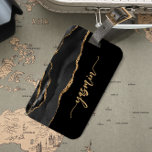 Etiqueta De Bagagem Assinatura Personalizada Agate Dourado Preto<br><div class="desc">Personalize este elegante design moderno com o seu nome no guião vertical de escrita manual de assinatura dourada num fundo preto com uma borda de aquarela negra cortada com brilho dourado. (Para manter as cinzas no início e no fim do nome, substitua apenas as letras, deixando os símbolos no lugar.)...</div>