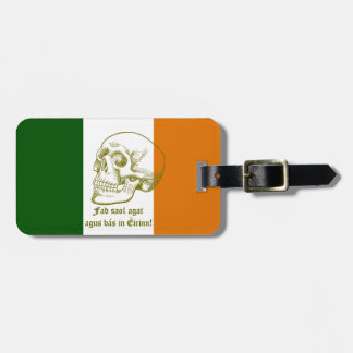 Etiqueta De Bagagem Bandeira irlandesa com o desenho humano do crânio