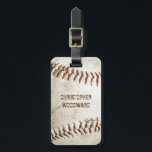 Etiqueta De Bagagem Baseball Vintage Personalizado<br><div class="desc">Uma fotografia de uma bola de basebol vintage vestida fornece o fundo para esta etiqueta de bagagem personalizada. Adicione o seu nome a fontes de sans serif amargas em apuros numa sombra de castanho avermelhado que corresponda à costura. Personalize o lado inverso com seu nome e informações de contato em...</div>