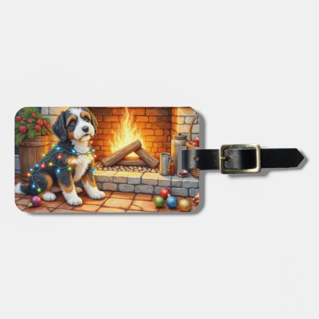 Etiqueta De Bagagem Bernedoodle Fireplace with Christmas Lights (Frente Horizontal)