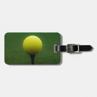 Etiqueta De Bagagem Bola de Golfe Amarelo no campo de golfe da montanh