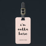 Etiqueta De Bagagem Bolinhas de cor rosa suave para Viagem | Estou for<br><div class="desc">Esta etiqueta de bagagem de na moda apresenta um fundo cor-de-rosa com bolinhas brancas,  e a frase "estou fora daqui" na tipografia moderna. Personalize com seu nome e informações de contato.</div>