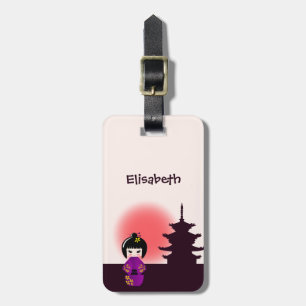 Etiqueta De Bagagem Boneca kokeshi japonesa no templo durante o pôr d