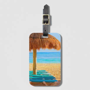 Etiqueta De Bagagem Cabana & Loungers da grama na praia